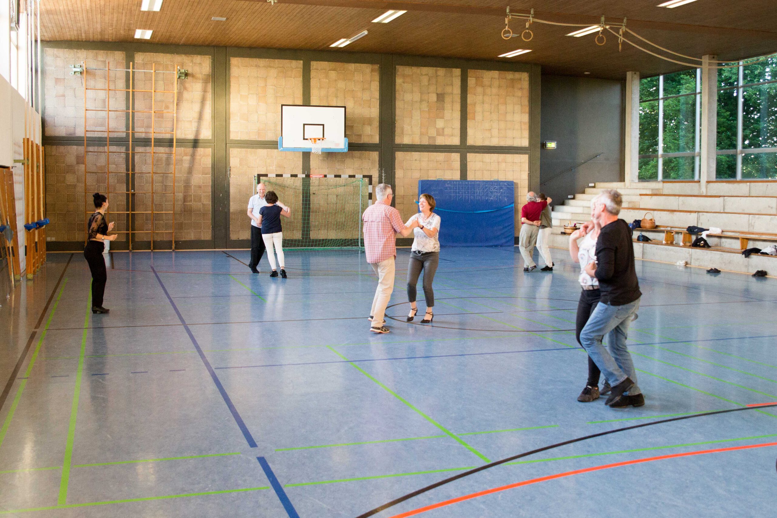 Paare der Discofox Gruppe beim Training